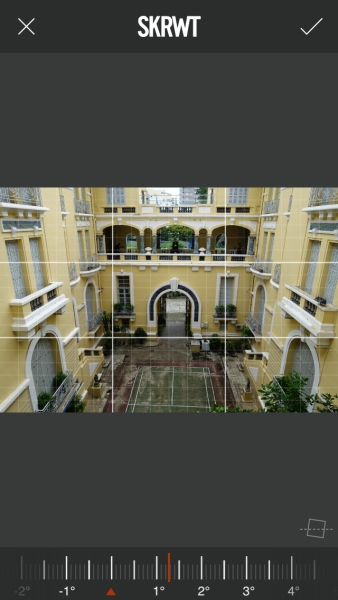 まず画面中央部の横線で水平を出してみる