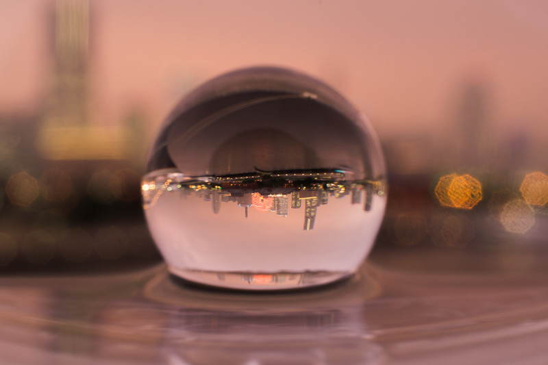 これが潜れない私が考えついた「水面宙玉」写真だ。どうやって撮影してるかわかりますか?