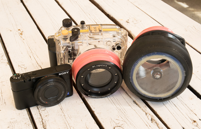 これが萩原氏愛用の水中宙玉機材。カメラはソニー サイバーショットDSC-RX100。ハウジングはサンコーレアモノショップで購入したもの。宙玉の筒にはプラスチック製の保存容器を使用している