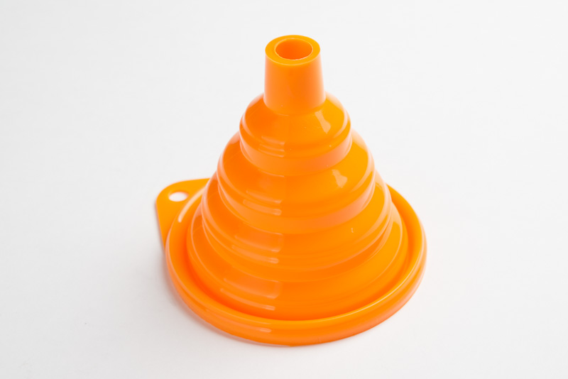 本来はこのように伸ばした状態で、液体を注ぐのに使うもの