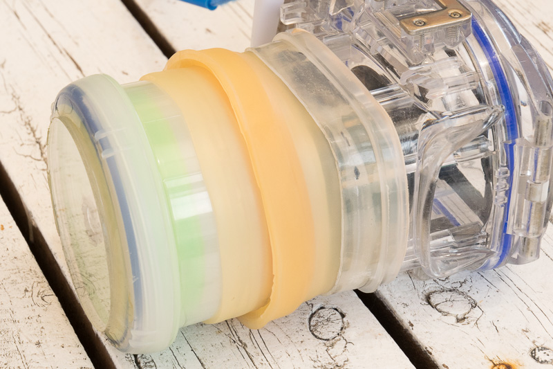 これは一代前の機材。宙玉部分の前にはもう1枚アクリル板が入っている。表面硬度「6H」で傷がつきにくく、割れにくいそうだ。水中では頑丈さも要求される