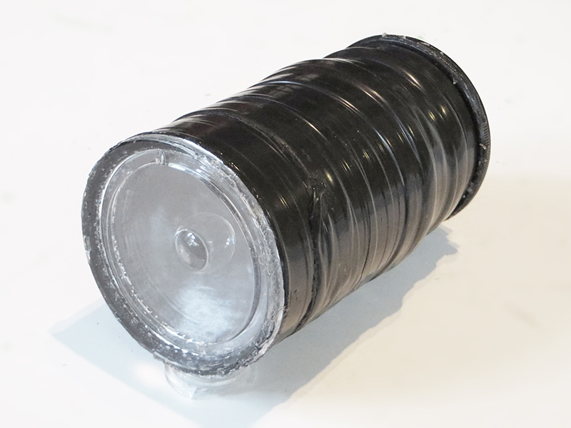 完成した外付けのレンズ部。「水中では光が減衰するためストロボを焚くことが多いのですが、ストロボ光の映り込みを防ぐため、宙玉の直前までビニールテープで遮光します」