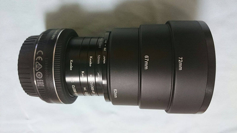 レンズはEF 40mm F2.8 STM（左側）。その先に4枚のクローズアップレンズが取り付けられている（No.10×1枚、No.3×3枚）。さらにその先の少しずつ広がっている部分はケンコーメタルフードで、長さの調整をしている。宙玉は77mmのセンターフォーカスフィルターに直径25mmのアクリル球を接着