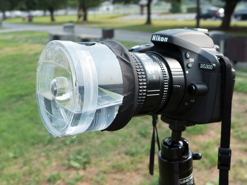 上に空けた穴から水を注ぎ入れる。水の量は水位調整装置（スポイト）を使って調整する