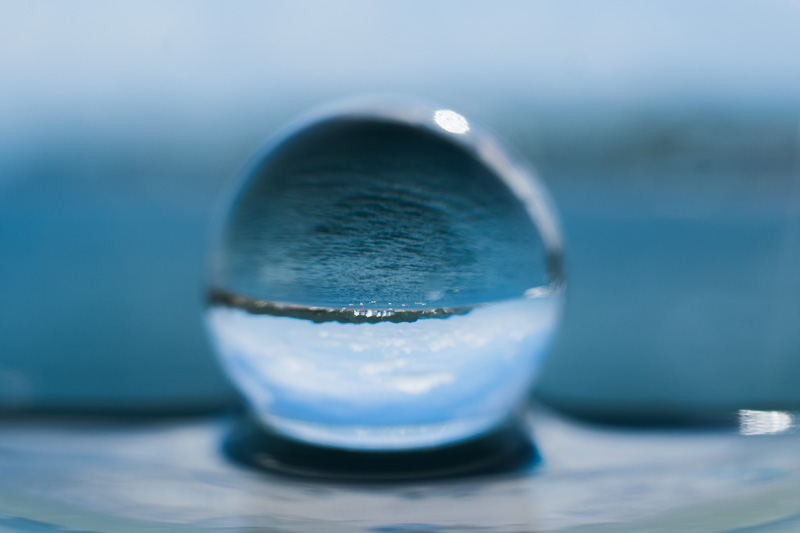 「水面宙玉」で撮影した写真。悪くないですね。これだけ見た人は何だと思うかな? D5300、Ai AF Nikkor 28mm f/2.8D、ISO400、F8、1/500秒