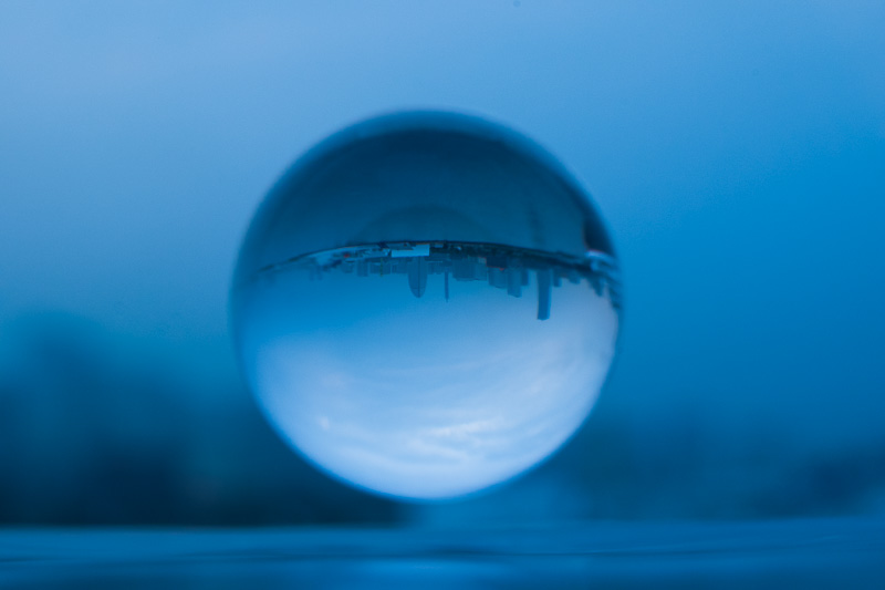 水面と宙玉を少し離れさせてみた。こうすると玉が水の上に浮かんでる感じになるね。D5300、Ai AF Nikkor 28mm f/2.8D、ISO800、F16、1/50秒