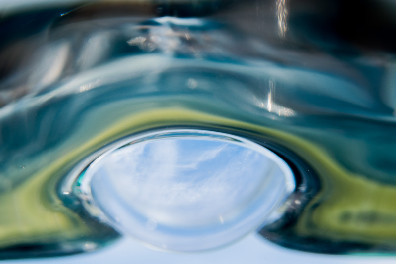 下から上向きに撮影。水中から空を見上げているような感じだ。うーむ、これはなんだろう（笑）。D5300、Ai AF Nikkor 28mm f/2.8D、ISO400、F11、1/320秒