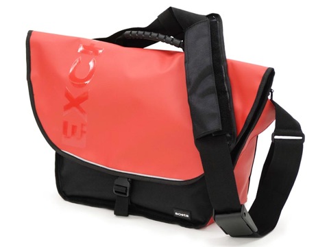 防水素材使用のメッセンジャー型カメラバッグ - デジカメ Watch Watch