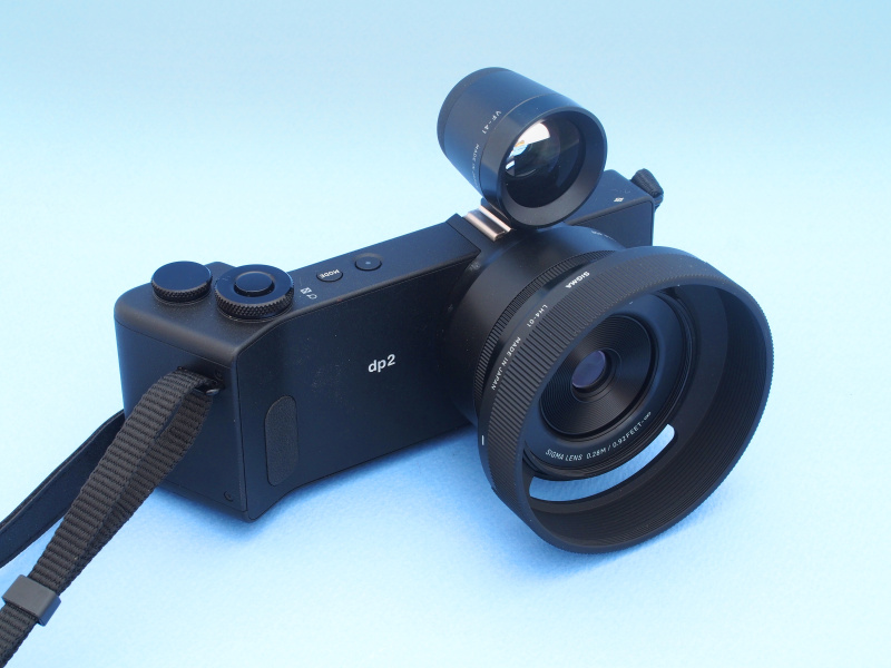 dp2 Quattroは、ボディデザインも個性的だが、オプションの光学ファインダーとレンズフードLH4-01も魅力的だ。ともかく前代未聞のカタチでありながら、カメラとしての王道から外れない端正な美しさがある。独自開発の新型FOVEON X3 Quattroセンサーの、並外れた高性能を表したデザインだとも言え、シグマの自信と意気込みが伺える