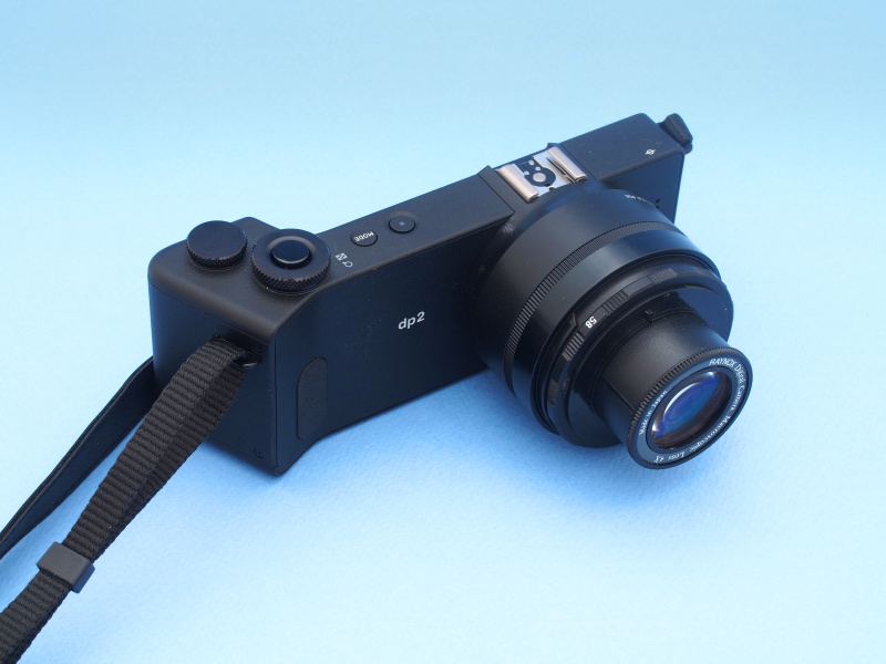 dp2 Quattroに52mm→37mm径ステップダウンリングを介して、レイノックスMSN-202スーパーマクロを装着したところ。これによって高画質の高倍率マクロが可能になる。しかしこのレンズは「SIGMA DP2 Merrillのマクロシステムを考える」で紹介済みで、比較としては面白いが記事としては代わり映えがしない。そこでふと閃いたのが「専用レンズフードをマクロ用リングストロボに転用する」アイデアである