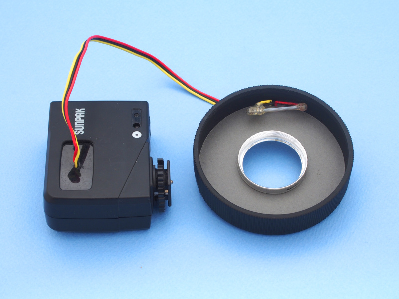 レンズフードの内側に、レンズ取り付け座とストロボ発光部をはめ込む