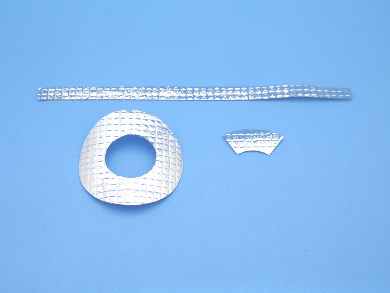 100円ショップで売っていたアルミ製保温シートをカットして、反射板を製作。反射効率がなかなか良さそうな素材で、加工もしやすい