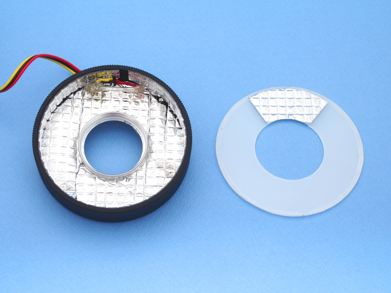 反射板を内部にこのように貼り付ける。既製品のリングストロボにはリング状の発光部（キセノン管）が使われているが、リング状の空洞内に反射板を張り巡らすことで、同様の効果を得ようというアイデアである