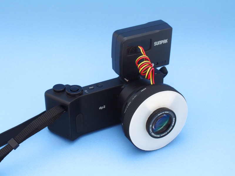 「リングストロボ+マクロユニット」を装着したdp2 Quattro。専用のレンズフードを活かしただけあって、カメラのデザインともマッチした、スマートでコンパクトなシステムに仕上がった