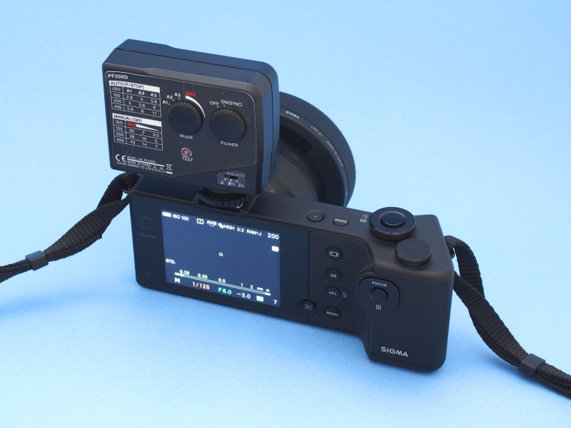 背面から見たところ。dp2 Quattroの露出モードはマニュアルで固定し、ストロボ光量もPF20DXのマニュアルモードで調整する。PF20DXはダイヤル操作でマニュアル光量調節ができて、いつもながら大変に便利である。dp2 Quattroの操作性も、後に述べるある1点だけ除いて問題なく、前機種DP2 Merrillより確実に進歩している