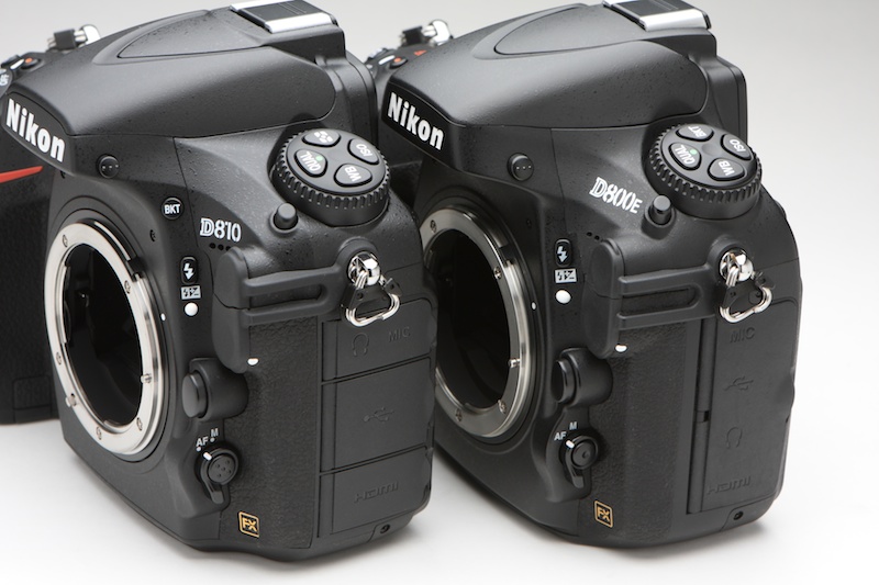 D810はエプロン部にBKTボタンを備える。同じエプロン部にあるAFモードボタンもより押しやすい形状とする。また、D810のインターフェースカバーは3分割とし、必要な端子の部分のみ開くことができるようになっている。