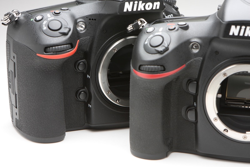 プレビューボタンとファンクションボタンは、D800Eの半円形からD810では円形に。さらにプレビューボタンにはPvと表示される。D810では、ライブビュー時このボタンを押す度に絞りが開いた状態と設定した値まで絞り込んだ状態とに切り換わる。