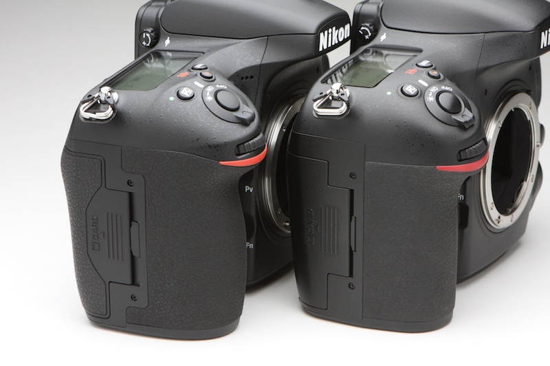 この位置から見るとグリップの形状の違いが分かりやすい。左がD810、右がD800E。手にしっくりとくるのは、指を折曲げたとき、よりフィットしやすい形状とするD810のほうだ。ただし、D810はグリップがより厚く感じられる。