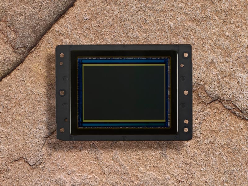 新開発の有効2,432万画素CMOSセンサー