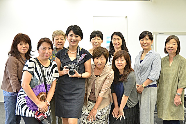 授業終了後、講師の今道しげみ先生と参加者の方々で記念撮影。