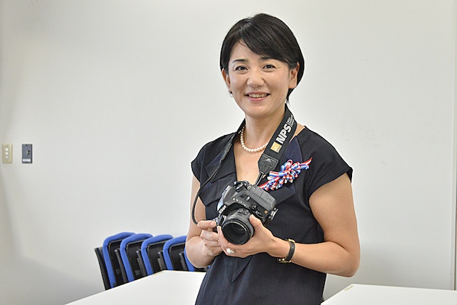 笑顔が素敵な講師の今道しげみ先生。客室乗務員として勤務し、結婚と同時にロンドンに6年間滞在。そこで英国及びパリスタイルのフラワーデザインを学び、1990年からフラワーデザイナーとして活動。その後、フォトグラファーと活躍の場を広げています。