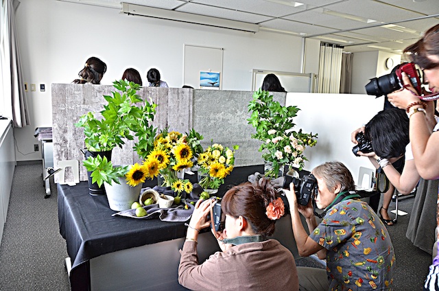 ダークシックな写真になるように、光やスタイリングが計算されたセッティング。どこを撮っても絵になるので、みなさん夢中で撮影していました。