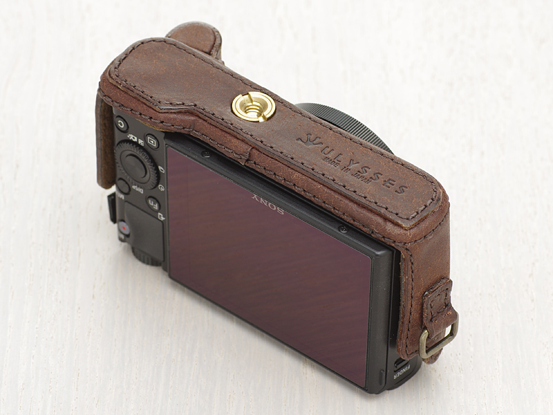 チルトモニターの動きに干渉しないつくりになっている