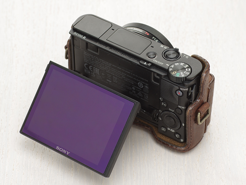 チルトモニターの動きに干渉しないつくりになっている