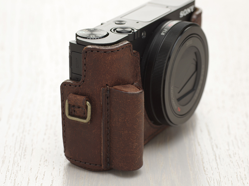 グリップ上部を傾斜させた