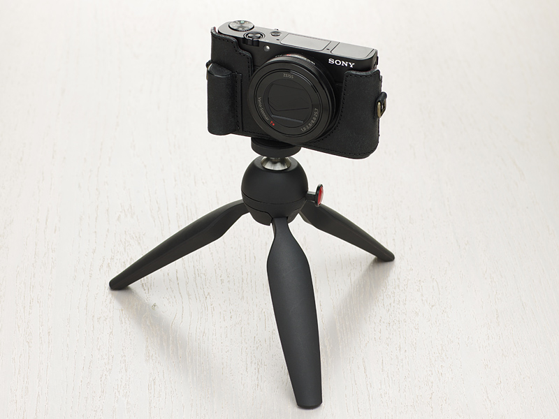 底面に三脚穴を備える