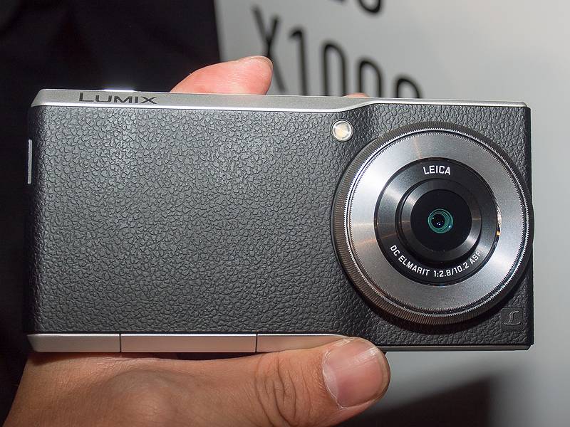 LUMIX DMC-CM1。背面から見ると、少し面長のデジタルカメラ