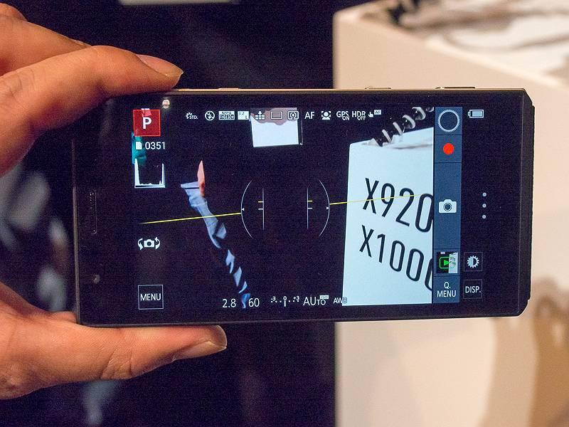 カメラとしてのUIは、従来のLUMIXに近いが、一部タッチパネルに特化したUIを採用している