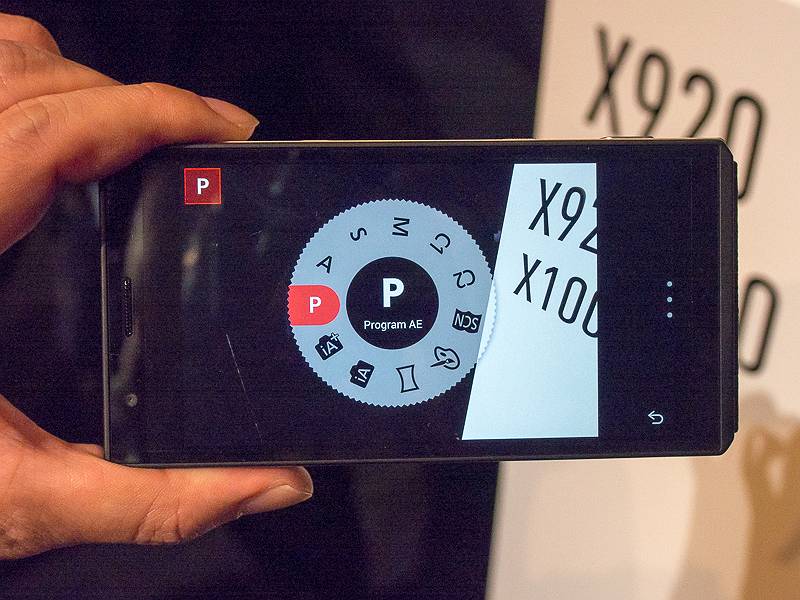 ディスプレイ側から見ると、外観は通常のスマートフォンと変わらない