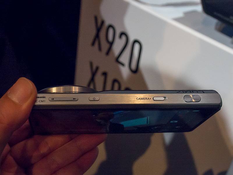 カメラスイッチ、シャッターボタンなどを備える側面（というか天面）