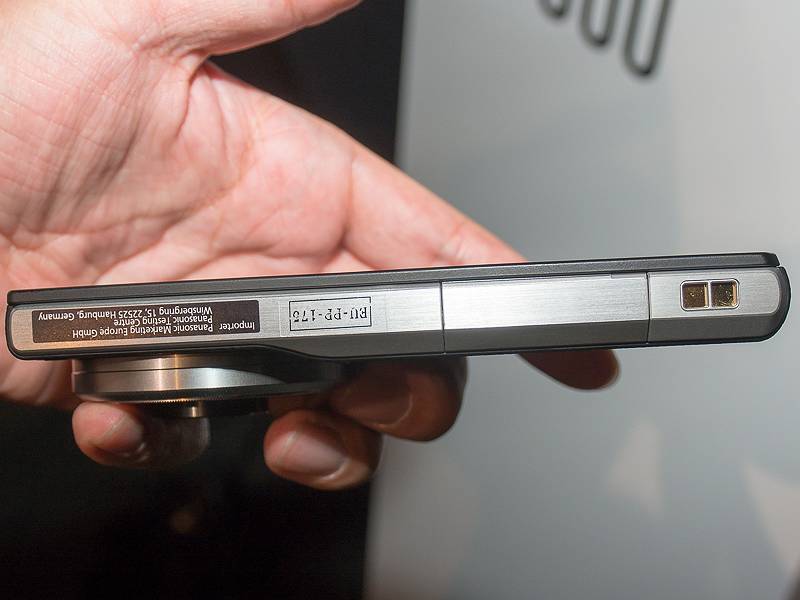 本体逆側面（底面）。充電端子が見える