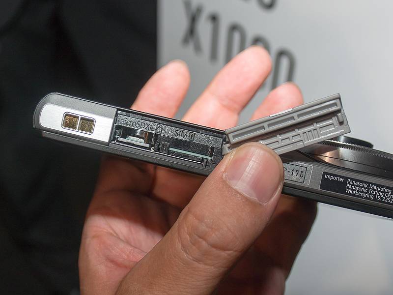 SIM/microSDカードスロットを装備