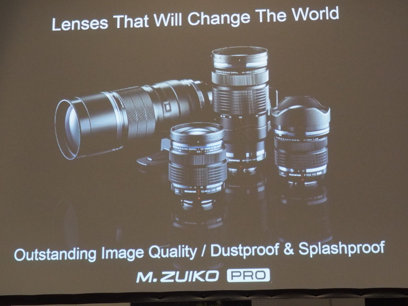 レンズも含めた小型システムをアピール