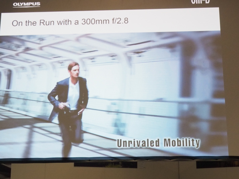 300mm F2.8相当レンズの携帯性をアピールする映像も