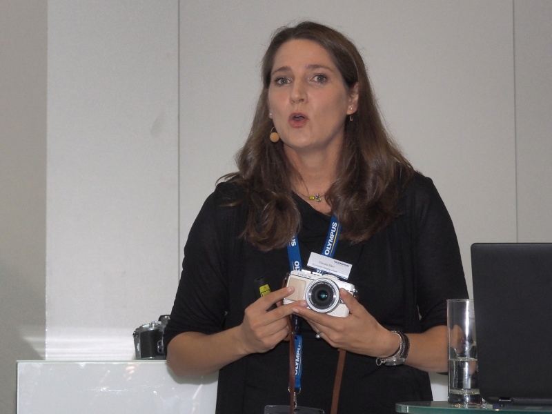 PEN最新モデルE-PL7をアピール