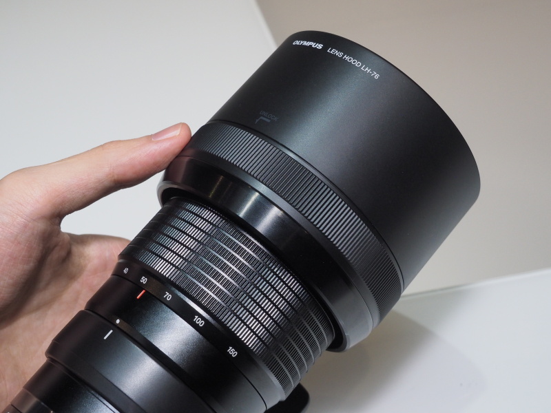 指で触れているリングをフード取り外しと逆向きに回すとロックが外れて手前にスライドできる