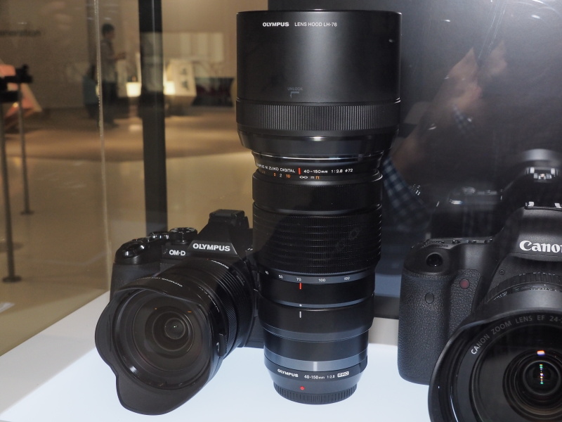 正式発表されたM.ZUIKO DIGITAL ED 45-150mm F2.8 PRO（右）