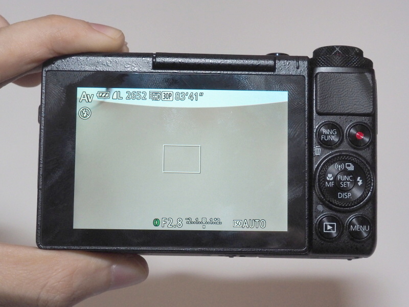 3型約104万ドットのタッチパネル式モニターを採用。上180度にチルトする