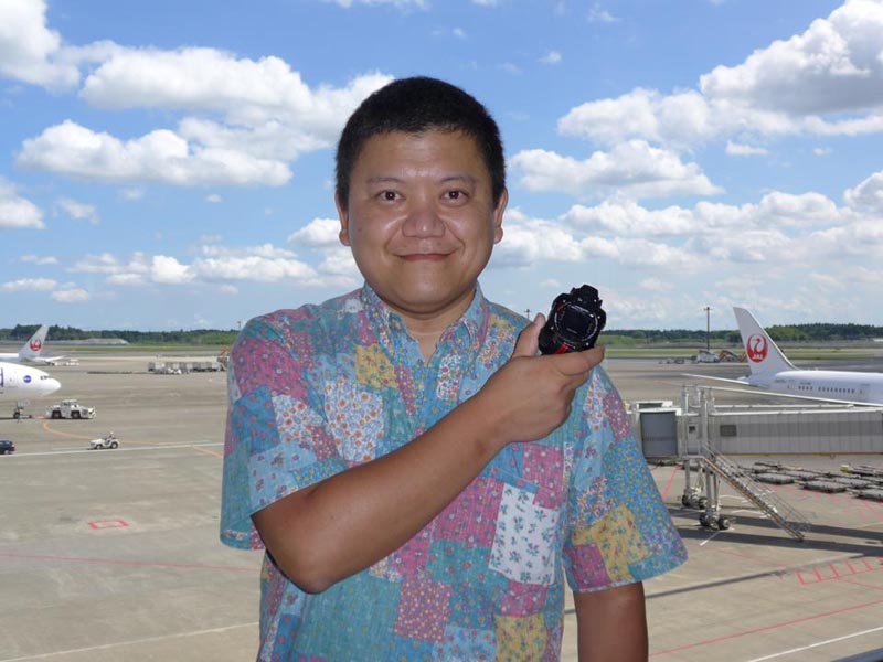 成田国際空港からドイツ・ケルンに向けて出発する桃井一至さん。WG-M1試作機を片時も離さない宣言！