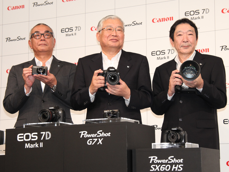 左からキヤノンマーケティングジャパン 常務執行役員 イメージングシステムカンパニープレジデントの八木耕一氏、キヤノンマーケティングジャパン代表取締役社長の川崎正己氏、キヤノン イメージコミュニケーション事業本部 副事業本部長 岡田正人氏