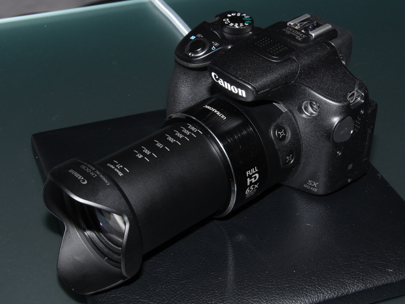 PowerShot SX60 HS（望遠端、フードはオプション）