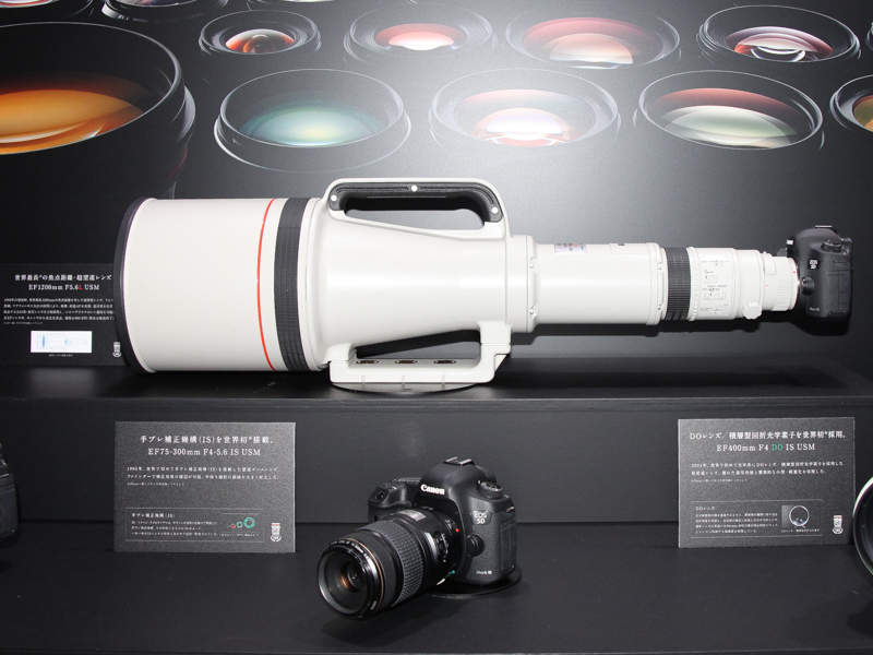 会場には、世界最長(AF一眼レフカメラ用交換レンズとして)の焦点距離と最大の口径をもつ「EF1200mm F5.6L USM」（生産終了）も展示していた
