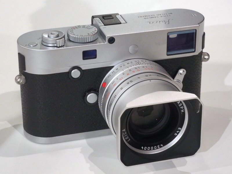シルバーのズミルックス35mmをライカM-Pに装着。シルバークロームは国内未発売