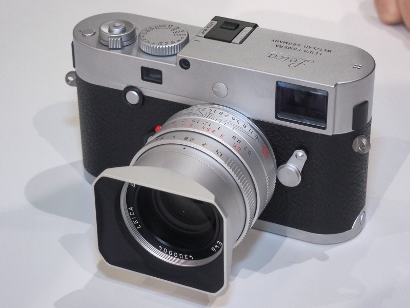 シルバーのズミルックス35mmをライカM-Pに装着。シルバークロームは国内未発売