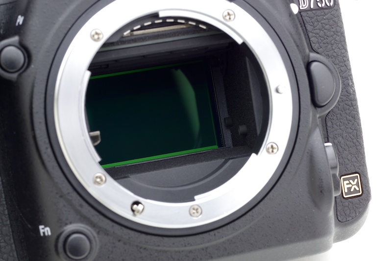 撮像素子は新開発の有効2,432万画素CMOSセンサー