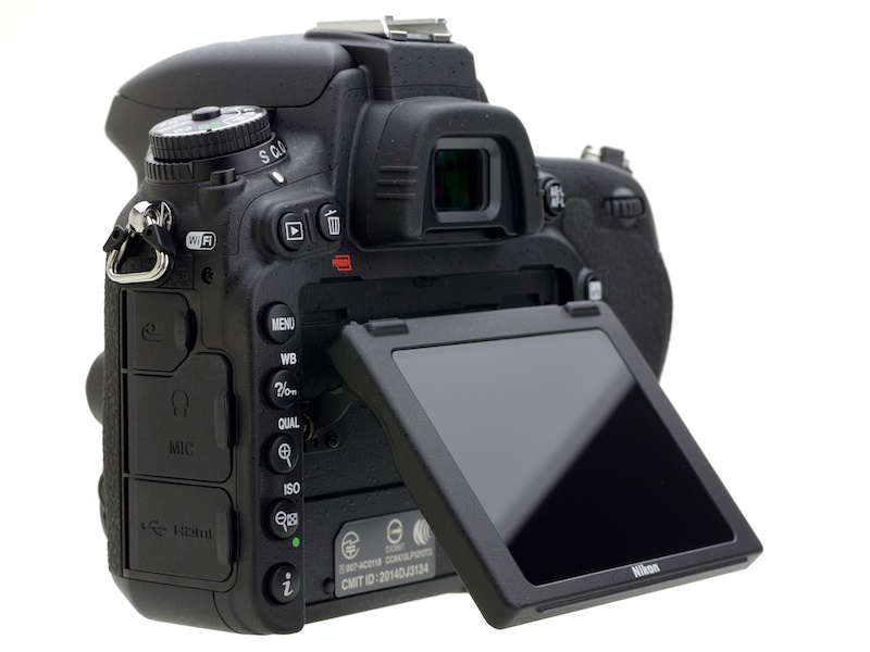 チルト式液晶モニターと防塵防滴ボディを両立